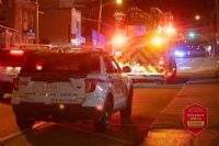 Un véhicule brûle en pleine nuit sur Galt Ouest